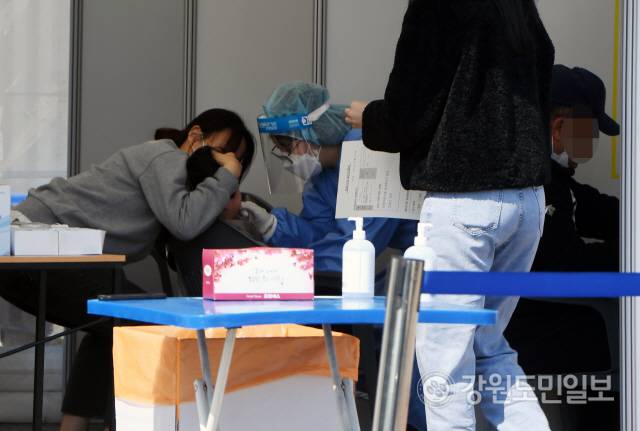 ▲ 코로나19 확산세가 줄어들고 있는 가운데 춘천 호반체육관 선별진료소에서 한 어린이가 PCR검사를 받고 있다. 김정호