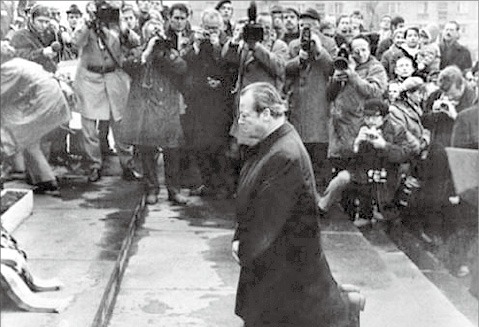 빌리 브란트 전 서독 총리가 1970년 12월 7일 바르샤바의 유대인 희생자 기념비를 찾아 무릎을 꿇고 있다. /한경DB