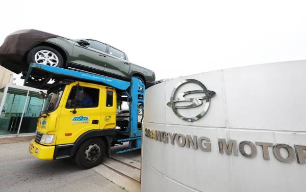 경기도 평택시 쌍용차 물류센터에서 13일 신차가 출고되고 있다. 법원은 이날 기업회생절차가 진행 중인 쌍용차의 인수예정자로 KG컨소시엄을 선정했다. 연합뉴스