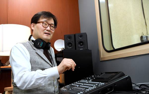 클래식 음악 칼럼니스트이자 의사인 유정우 박사가 지난 6일 서울 여의도 국민일보 스튜디오에서 포즈를 취했다. 그는 음악을 사랑한 의사가 적지 않았노라며 작곡가 요하네스 브람스의 절친으로 연주·지휘·평론을 아우른 만능 음악인이며 ‘현대 외과의사의 아버지’로 불리는 테오도르 빌로트 이야기를 들려줬다. 클래식과 관련된 풍성한 이야기가 끊이지 않은 인터뷰였다. 최종학 기자