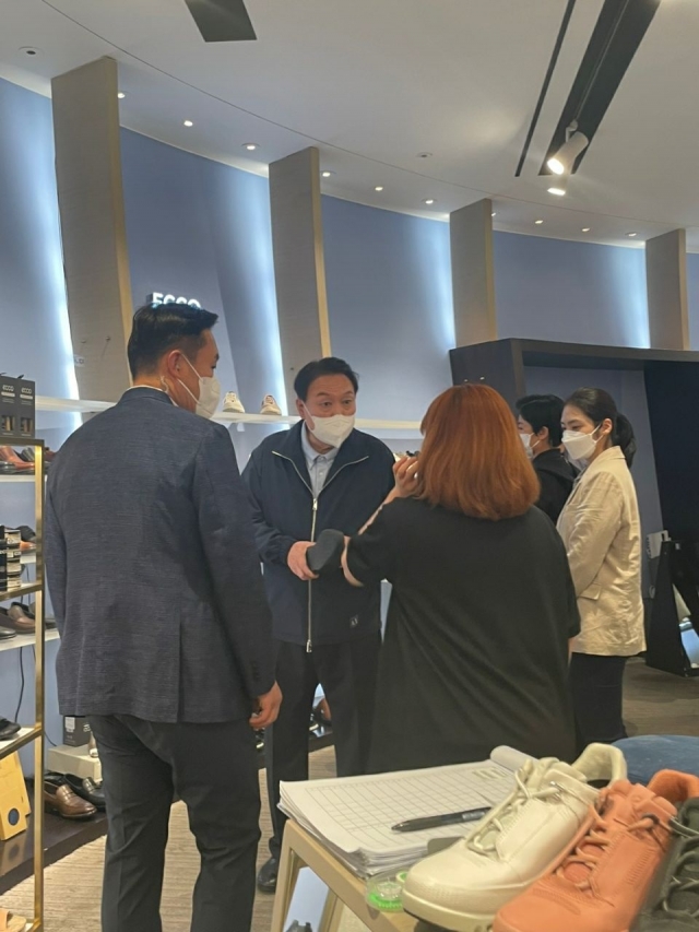 윤석열 대통령이 14일 오후 서울 서초구 신세계백화점 강남점의 한 신발매장에서 쇼핑을 하고 있다. 독자제공