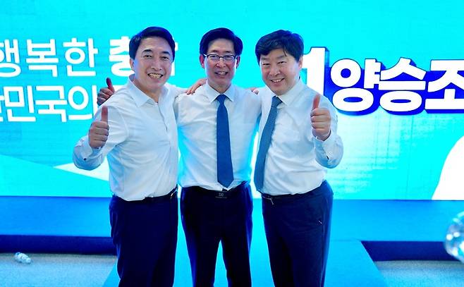 양승조 충남지사 후보 캠프 인원(왼쪽부터 박수현 전 청와대 국민소통수석, 양승조 충남지사 후보, 황명선 전 논산시장) / 사진 = 연합뉴스