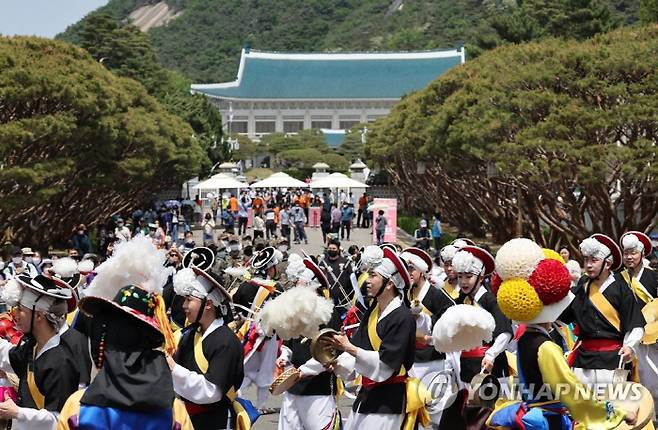 청와대 개방 행사 이틀째인 11일 서울 종로구 청와대로 '차없는 거리'에서 길놀이 '신명의 길을 여시오' 풍물 공연이 펼쳐지고 있다.[사진 = 연합뉴스]