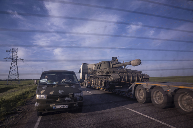 12일(현지시간) 우크라이나 동부 도네츠크주에서 우크라이나군이 자주포를 트럭에 싣고 이동하고 있다. AP·연합뉴스