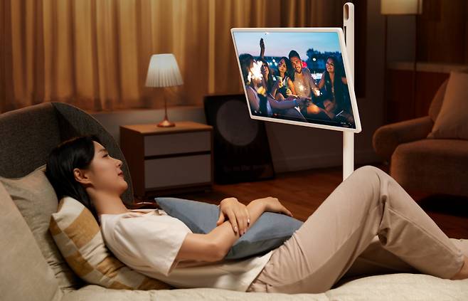 LG 스탠바이미를 모델이 침대에 누워서 바라보고 있다. [LG전자 제공]