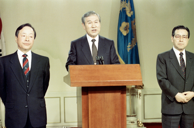 지난 1990년 1월 당시 노태우 대통령(가운데)과 김영삼 민주당 총재(왼쪽), 김종필 공화당 총재(오른쪽)가 청와대에서 긴급 3자회동을 갖고 민정, 민주, 공화 3당을 주축으로 신당창당에 합의했음을 발표하는 모습. [연합]
