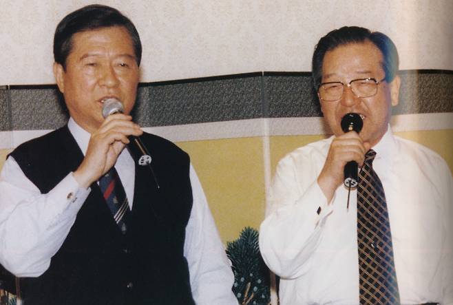 1996년 12월 19일 전경련회관에서 열린 국민회의-자민련 합동송년회에서 김대중, 김종필 총재가 합창하고 있다 [연합]