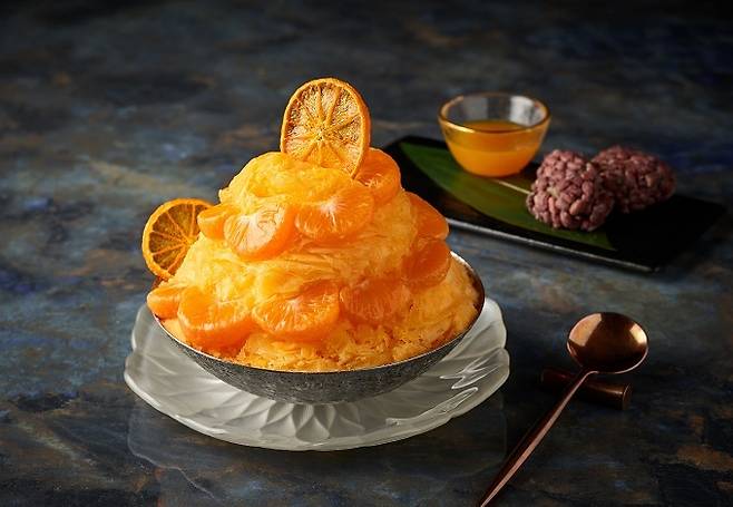 [서울=뉴시스] 조선 팰리스_제주카라향 빙수와 오메기 떡. (사진출처: 조선 팰리스 호텔 제공) 2022.05.13.