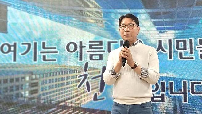 [천안=뉴시스] 이종익 기자 = 제8회 전국동시지방선거에서 충남 천안시장에 출마하는 더불어민주당 이재관 후보가 14일 오후 천안시 서북구 불당동 일원에서 열린 선거사무소 개소식에서 인사말을 하고 있다. 2022.05.14. 007news@newsis.com *재판매 및 DB 금지