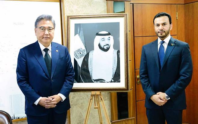 박진 외교부 장관은 14일 주한UAE 대사관을 방문해 칼리파 빈 자이드 알 나흐얀 UAE 대통령 겸 아부다비 국왕 서거에 조의를 표했다. (사진 = 외교부 제공) *재판매 및 DB 금지