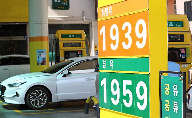9일 오후 대전시 서구 한 주유소에서 경유를 휘발유보다 더 비싸게 판매하고 있다. 연합뉴스