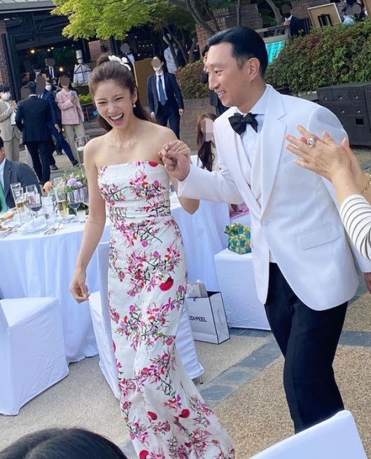 Singer and actor Son Dam-bi has posted a marriage ceremony with former national team Lee Kyou-hyuk.However, the news of the marriage-style Boycott of the best friends is getting attention.Son Dam-bi and Lee Kyou-hyuks marriage ceremony was held at the Grand Hyatt Hotel in Yongsan-gu, Seoul at 4:30 pm on the 13th.KBS N Sports Dong-geun announcer who is acquainted with Lee Kyou-hyuk took charge, and Cy and 2AM JoKwon - Imsung called the celebration and set the atmosphere.Seo Jang-hoon, Kim Ho-young, Kim Heung-guk, Soi Hyun, In-Gyo Jin, Baek Ji-young, An Young-mi, Kim Woo-ri, Lee Ju-yeon and Shin Ae attended the marriage ceremony.However, there was no sign of Jung Ryo-won, Gong Hyo-jin, Lim Sumy, and Soi, who are known as Son Dam-bis best friends at the marriage ceremony.They sent coffee tea to each other to cheer, and they posted photos of their private gatherings through Instagram several times, revealing their special relationship for a long time and being known as a best friend of the entertainment industry.In September 2018, Jung Ryo-won said, I live alone, Friends set a concept for each birthday and set a concept.I mentioned this meeting, saying, I have done pajamas, blue blues, Great Gatsby, and the concept of the 80s. In April 2020, I live alone, Gong Hyo-jin and Jung Ryeo-won came to Son Dam-bis house to celebrate Lim Sumys birthday and decorate a surprise birthday party.In June last year, Jung Ryo-won posted a picture of Son Dam-bi, Soi and Gong Hyo-jin on his instagram.Youre so loud and so funny. Its stingy. Youre so sweet when you talk about ideas. Its a muck. Youre so sweet when you start talking.However, as if there had been a big change in their relationship in about a year, Son Dam-bis marriage ceremony could not see any of the best group.In particular, recently, Gong Hyo-jin was found to have received a bouquet at the marriage ceremony of Son Ye-jin and Hyun Bin, and it was revealed that he was in love with Korean American singer Kevin O, who was 10 years younger.So, in this marriage ceremony, many people expected that Gong Hyo-jin would receive a bouquet, but the main character of the bouquet was model and actor Kang Seung-hyun.He said on Instagram, Bookes are not necessarily friends to marriage, and there is also a meaning that I hope that those I value are happy.Thanks to the spread of the happiness virus I love you sister! Bless you! And left a bouquet authentication shot.On the other hand, there is no story about the marriage of Son Dam-bi in the SNS of Jung Ryo-won, Gong Hyo-jin, Im Sumy, and Soi, who are members of Son Dam-bis best group.Soi actively engaged in SNS activities until the day before the marriage ceremony, but there is no mention of Son Dam-bis marriage ceremony.The public is paying attention to what happened between such close friends.Meanwhile, Son Dam-bi and Lee Kyou-hyuk first met on SBS Kiss and Cry in 2011.At that time, the two men had been dating for about a year, but they separated. In December last year, 10 years later, they said, I knew it as Friend and it was about three months since I had been dating.Since then, I have announced the surprise marriage news in January of this year, and now SBS Sangmongmong 2 - you are my destiny and reveal the daily life of living together.DB, Instagram