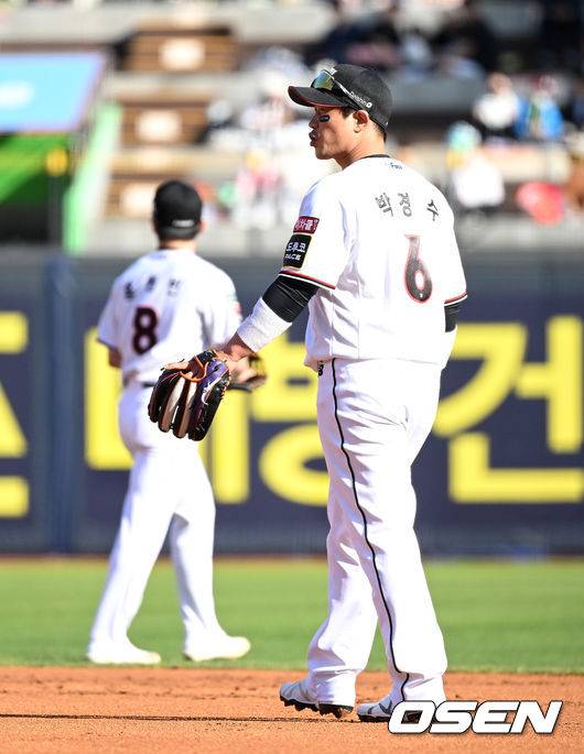 [OSEN=수원, 이대선 기자] 14일 오후 수원 KT위즈파크에서 '2022 신한은행 SOL KBO 리그' KT 위즈와 키움 히어로즈의 경기가 열렸다.1회초 2사 3루에서 KT 박경수가 실책으로 실점을 허용하고 있다. 2022.05.14 /sunday@osen.co.kr