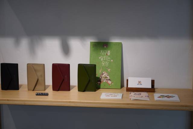 ▲낫아워스는 선인장 가죽 등 친환경 소재를 활용해서 지갑, 가방을 만든다. 제품을 제작하기 한 달 전 부터 주문을 받아 재고 발생을 최소화한다. ⓒ프레시안(이상현)