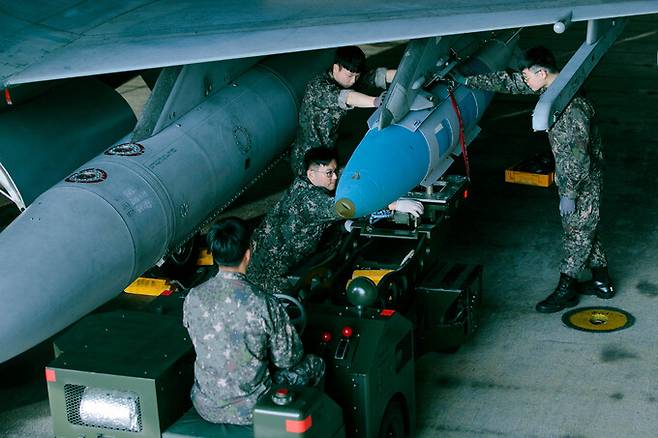 공군 무장사들이 전투기에 항공무장을 장착하고 있다. 공군 제공
