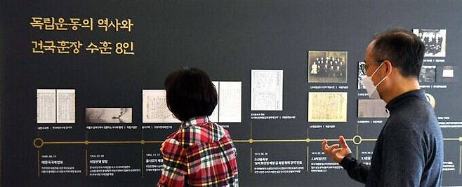 건국훈장을 수훈하신 8인의 독립운동 역사를 한눈에 볼 수 있다.