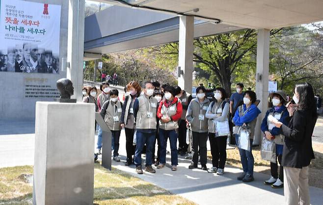 망우역사문화공원에 안장된 근현대 유명 인사 묘역을 주민들이 일대일로 관리하는 ‘영원한 기억 봉사단’이 활동 전 모여서 마음을 가다듬고 있다.