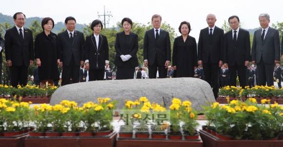 2017년 5월 23일 경남 김해시 봉하마을 노무현 전 대통령 묘역에서 열린 노 전 대통령 8주기 추도식. 문재인 전 대통령이 당시 대통령으로 참석해 묘역을 참배하고 있다. 왼쪽부터 노회찬 정의당 원내대표, 심상정 정의당 대표, 박맹우 자유한국당 사무총장, 추미애 더불어민주당 대표, 문 대통령 부인 김정숙 여사, 문 대통령, 노 전 대통령 부인 권양숙 여사, 노 전 대통령 아들 건호씨, 노무현재단 이사장인 이해찬 민주당 의원, 김동철 국민의당 원내대표.