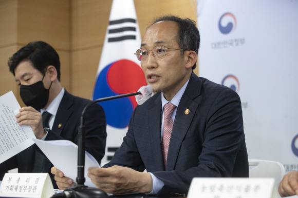 추경호 경제부총리 겸 기획재정부 장관이 지난 12일 정부서울청사 브리핑실에서 열린 2022년 2차 추가경정예산안 관계장관 합동브리핑을 하고 있다.안주영 전문기자