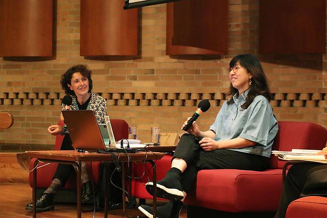 4월22일 이수지 작가(오른쪽)가 콜롬비아 작가 클라우디아 루에다와 북토크에서 대화를 나누고 있다. ⓒ한국출판문화산업진흥원 제공
