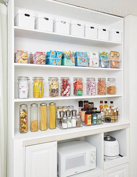 식재료와 양념을 보관하는 팬트리. 위부터 하프 트레이, 투명 수납함, 밀폐 용기는 보르미올리, 파스타병은 도요사키, 계단식 수납함과 회전 트레이는 공간치유 위드 제품.