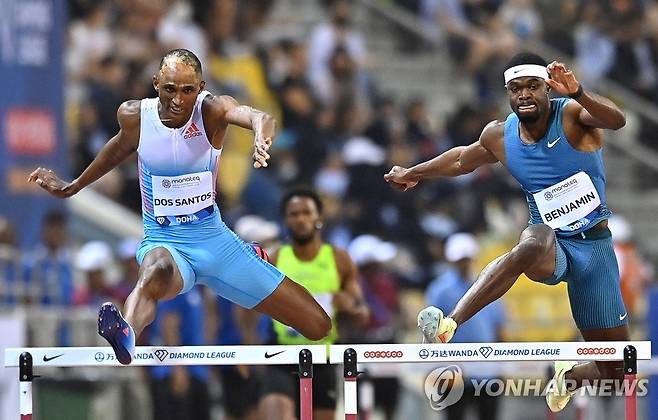 두스 산투스와 벤저민의 역주 (도하 EPA=연합뉴스) 앨리송 두스 산투스(왼쪽)와 라이 벤저민이 14일(한국시간) 카타르 도하에서 열린 다이아몬드리그 개막전 남자 400ｍ 허들 결선에서 역주하고 있다.
