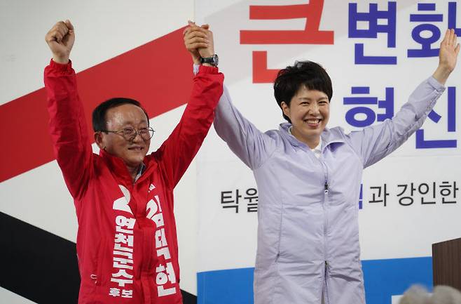 김덕현 국민의힘 연천군수 후보(왼쪽)와 김은혜 경기도지사 후보가 손을 맞잡고 있다.(사진=선거사무소 제공)