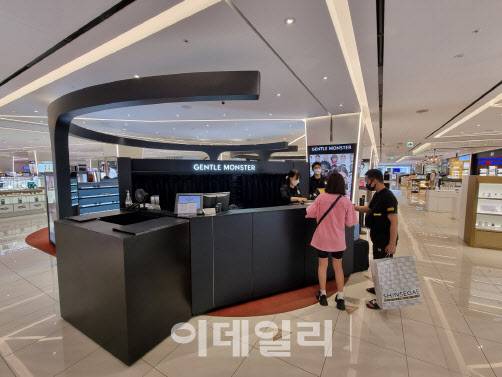 ▲지난 13일 신세계면세점 명동점에서 외국인으로 보이는 고객이 물품을 구매하고 있다. (사진=윤정훈 기자)