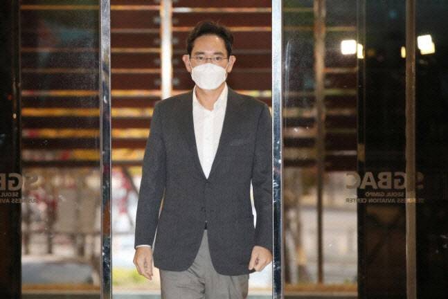 이재용 삼성전자 부회장이 지난해 11월 서울 강서구 김포비즈니스항공센터를 통해 캐나다로 출국하고 있다.(사진=이영훈 기자)