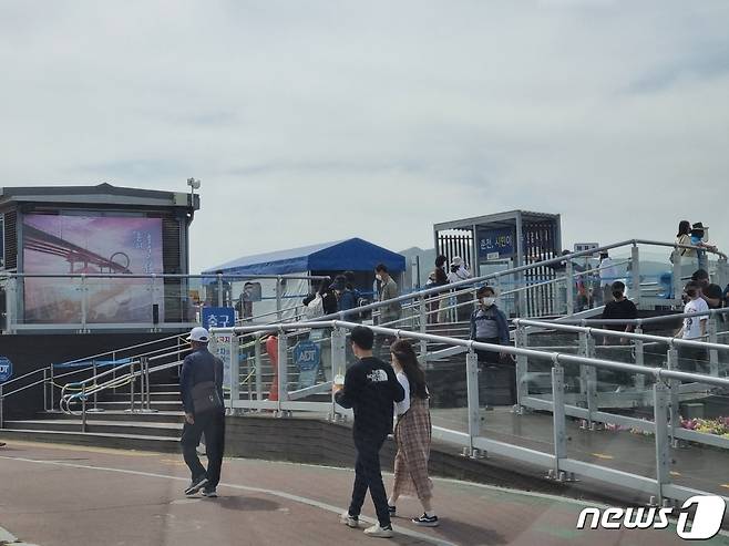 주말인 14일 강원 춘천지역 명소인 소양강 스카이워크가 관광객으로 북적이고 있다. 2022.5.14/뉴스1 유왕근 기자