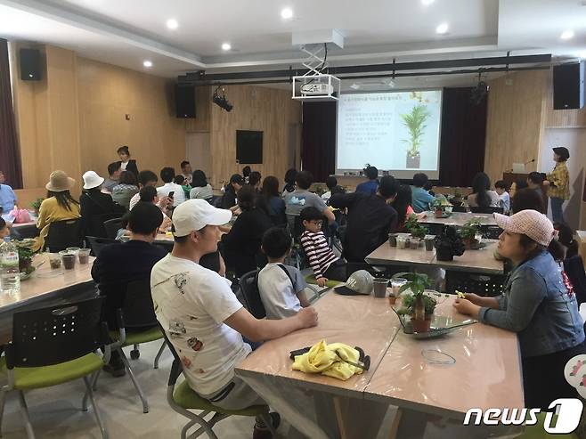 충북도 산림환경연구소 살림교육 장면. (충북도 제공)© 뉴스1