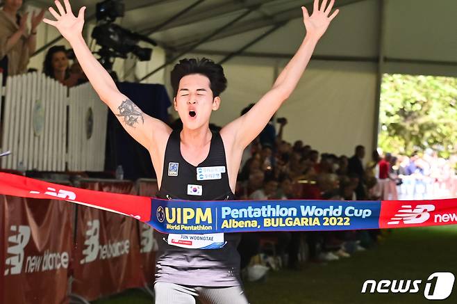 월드컵 대회 정상에 오른 전웅태 (대한근대5종 연맹 제공) © 뉴스1