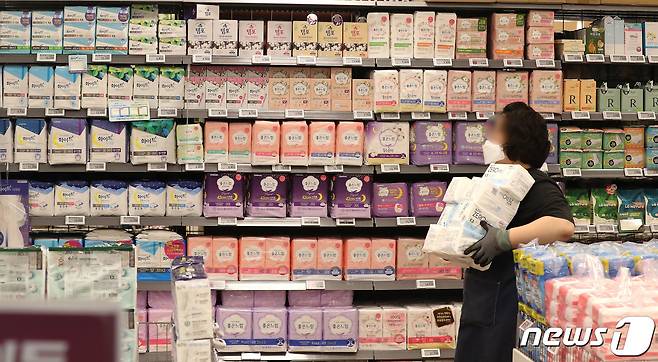 광주시는 2022년 학교밖 여성청소년 생리용품 지원 사업을 추진한다. 마트 생리용품 자료사진./뉴스1 © News1