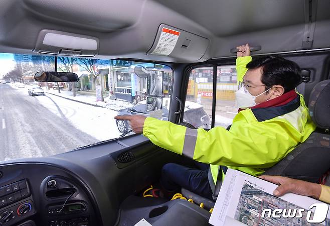 이용섭 광주시장이 제설차량에 탑승해 서구 상무지구 일대 도로의 제설상황을 점검하고 있다.(광주시 제공)/뉴스1 © News1