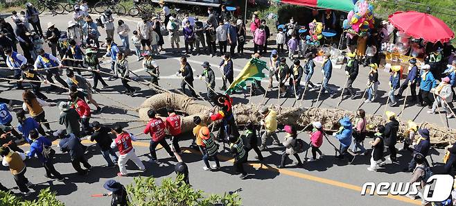 15일 충남 당진시 송악읍 기지시줄다리기박물관 일원에서 열린 기지시줄다리기 민속축제에서 참가자들이 줄을 옮기고 있다. 유네스코 인류무형문화유산인 기지시줄다리기는 물 윗마을과 물 아랫마을로 편을 나눠 수 천 명의 사람들이 길이 약 200미터, 무게 수 십 톤에 이르는 줄을 동시에 당긴다. 예부터 물 윗마을이 이기면 나라가 태평하고 물 아랫마을이 이기면 풍년이 든다는 속설이 있다. 2022.5.15/뉴스1 © News1 임세영 기자