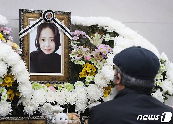 경기도 성남시 분당구 국군수도병원 장례식장에서 이 중사의 아버지가 영정사진을 바라보고 있다. (자료사진). 2021.12.17/뉴스1 © News1 김영운 기자