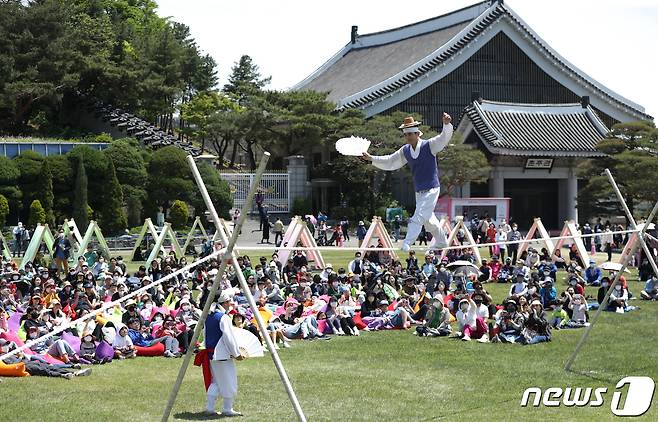 청와대 개방 후 첫 주말인 15일 오전 서울 종로구 청와대 춘추관 앞에서 시민들이 줄타기 공연을 관람하고 있다. 2022.5.15/뉴스1 © News1 신웅수 기자