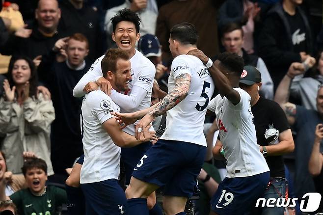 손흥민이 전반 추가시간 해리 케인(왼쪽)이 득점을 올리자 함께 기뻐하고 있다. © AFP=뉴스1