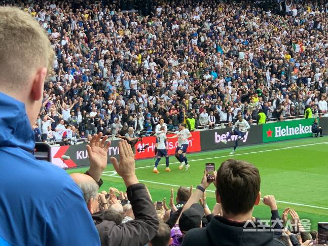 토트넘 선수들이 15일(한국시간) 번리전에서 선제골을 넣고 기뻐하고 있다. 런던 | 장지훈통신원