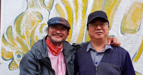 영화'핸드폰이 없는 세상, 추사체와 세한도를 만나다'의 한영남 감독(왼쪽)과 안정업 제주마을문화진흥원 이사장.