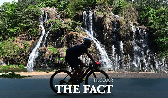 스승의 날이자 일요일인 15일은 전국이 대체로 맑고 따뜻하겠지만, 일교차가 최대 20도로 클 것으로 전망된다. 아침 최저기온은 5~13도, 낮 최고기온은 18~24도로 예상된다.