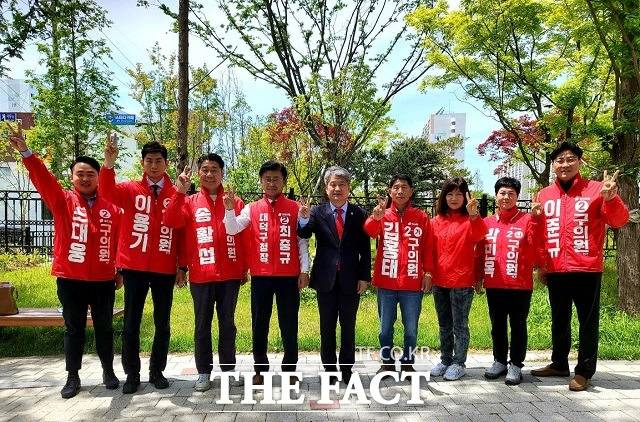 최충규 대덕구청장 후보(사진 왼쪽 네번째)와 지방의원 출마자들이 기념촬영을 하고 있다. / 최 후보 캠프 제공