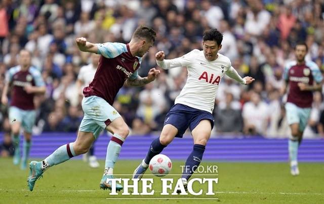 토트넘 공격수 손흥민(오른쪽)이 15일 번리와 EPL 37라운드 홈경기에서 상대 선수들의 집중 견제로 공격 포인트를 기록하지 못 했으나 1-0 승리에 기여했다./런던=AP.뉴시스