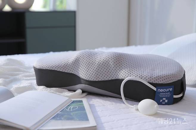 사진 : 네큐어(necure), 네큐어 MP-100 경추베개 모드. 수동식 공기 주입으로 견인에어백이 팽창한 상태인 경추치료 모드 (사진제공 :&nbsp;네큐어)