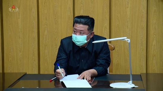 지난 12일 김정은 북한 국무위원장이 국가비상방역사령부를 방문해 코로나19 방역 실태를 점검하고 있다. 사진=연합뉴스
