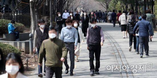 포근한 봄 날씨를 보인 서울 마포구 경의선숲길공원에서 시민들이 산책을 즐기고 있다./김현민 기자 kimhyun81@