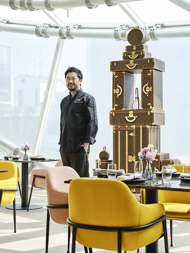 레스토랑 한켠에 선 한국계 프랑스인 셰프 피에르 상 보이에. ‘피에르 상 at 루이 비통(Pierre Sang at Louis Vuitton)’은 다음 달 10일까지 루이비통 메종 서울 4층에서 운영된다. 전세계 메종에서 유일하게 진행되는 레스토랑 팝업이다. /루이비통