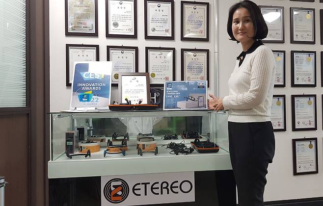 허진숙 엠아이제이가 지난 10일 강원도 춘천 회사 본사에서 자사 제품을 소개하고 있다./최정석 기자