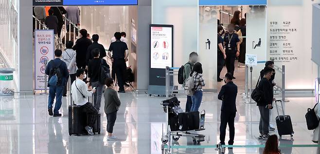 지난 9일 오전 인천국제공항 제1터미널 출국장으로 출국자들이 입장하고 있다. /뉴스1