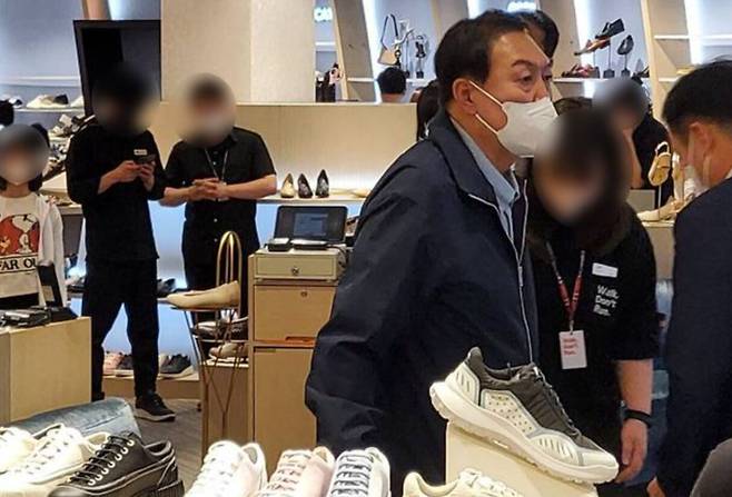 윤석열 대통령과 부인 김건희 여사가 14일 오후 서울 신세계백화점 강남점 한 신발매장에서 쇼핑을 하고 있다. /뉴스1